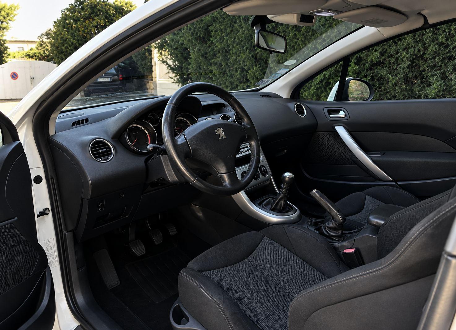Nettoyage intérieur automobile à domicile à Hyères et Toulon — Peugeot 308